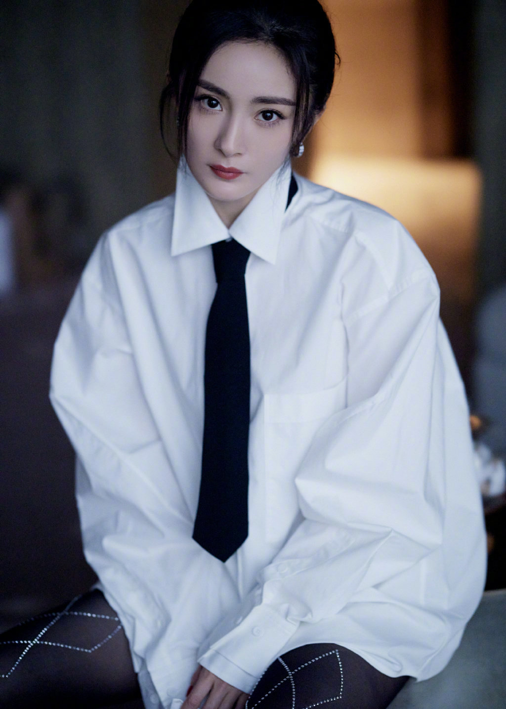 杨幂白衬衫配黑领带超a气场全开闪钻丝袜有点撩人扯领带杀