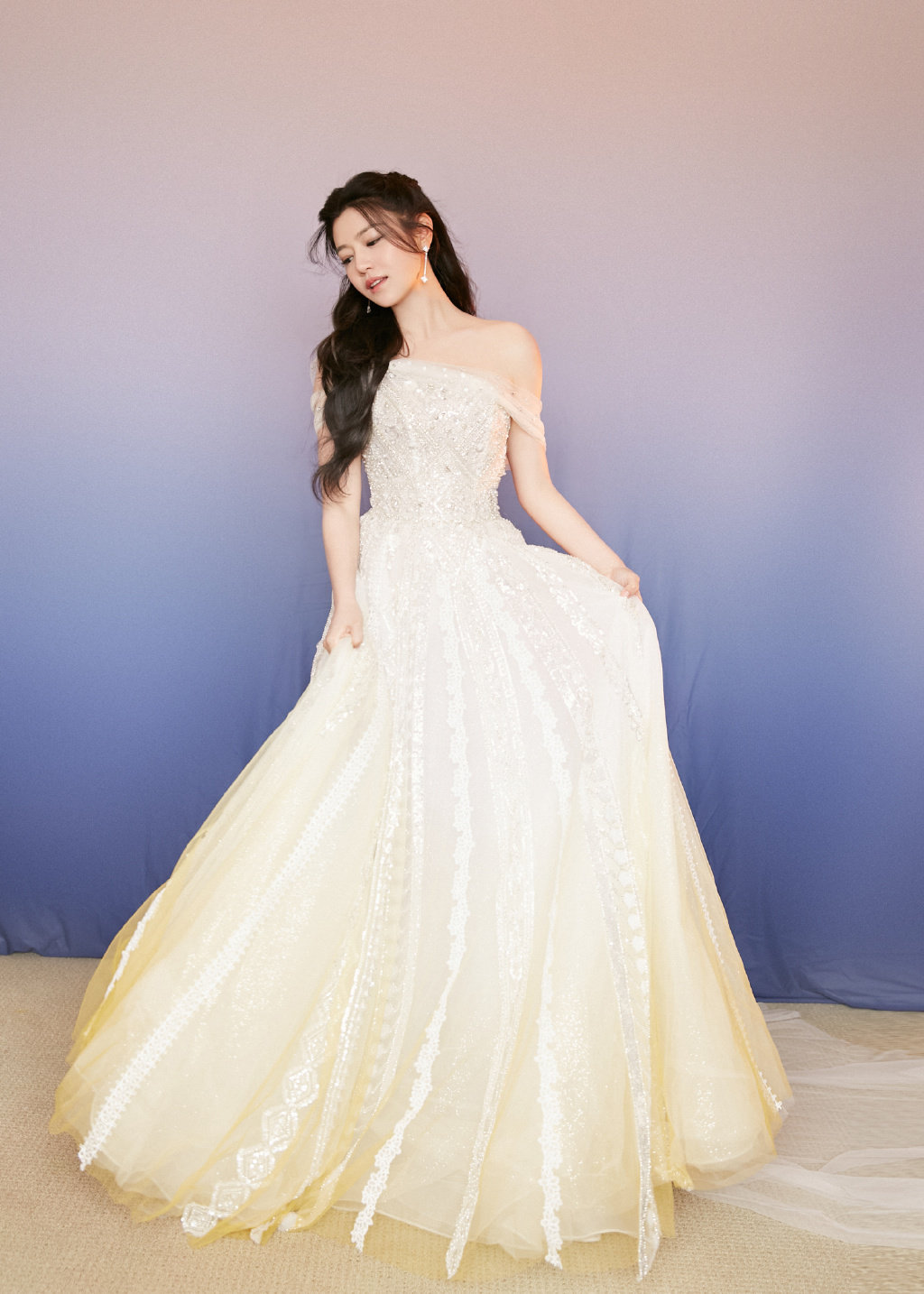 陈妍希身穿一袭白色礼服……__财经头条