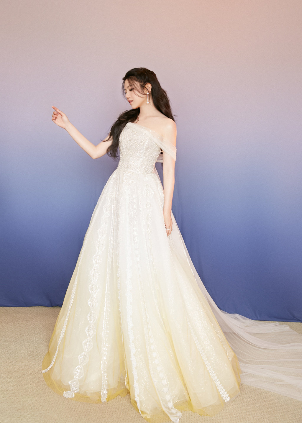 陈妍希身穿一袭白色礼服……__财经头条