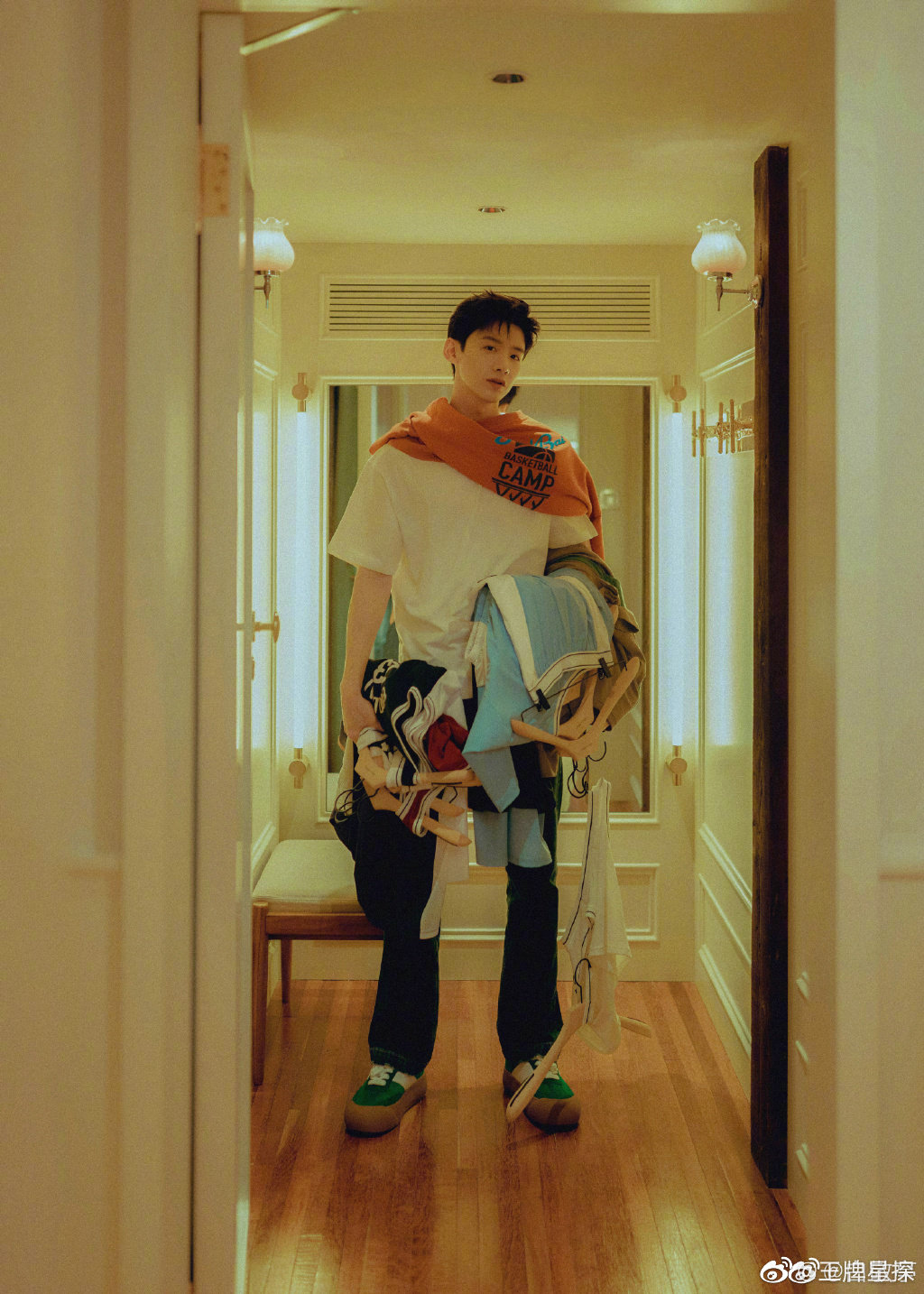 白敬亭好多衣服啊啊啊啊白敬亭真的是好帅啊帅哥多多营业吧