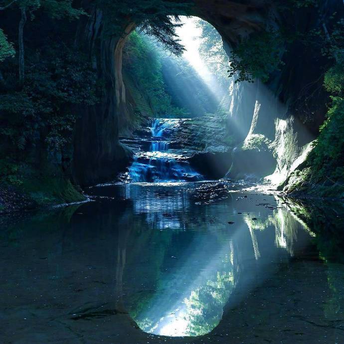 一片羽毛从太空扔下,它是会被烧毁,还是慢悠悠飘到地...