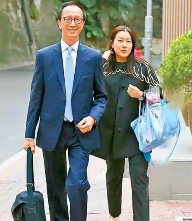 走进伏明霞现实的豪宅头一次见屋顶装浴缸设计太先进了