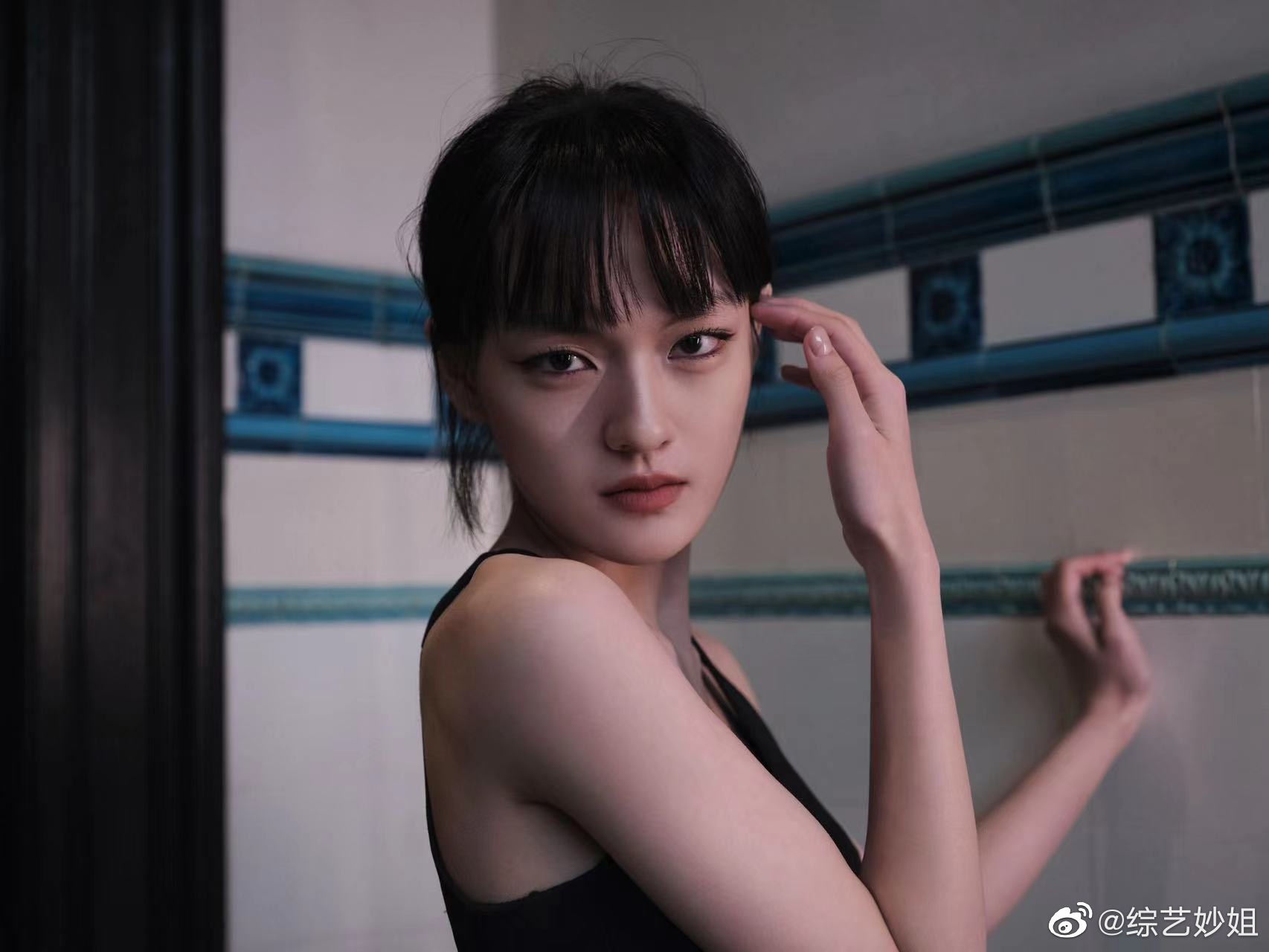 我不允许还有人没有看过文淇妹妹最新的镂空黑裙造型……__财经头条