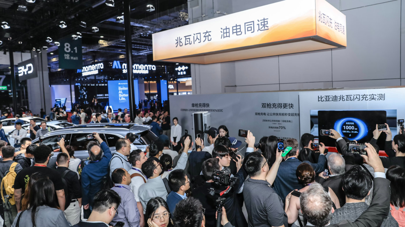 2025上海车展比亚迪展台探秘:车型与技术的双重盛宴-新浪汽车