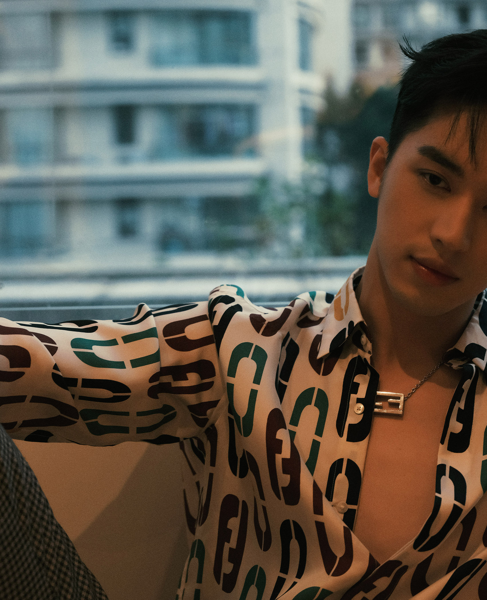 许魏洲zz 一袭初冬港风穿搭亮相fendi roma party时尚音乐派对