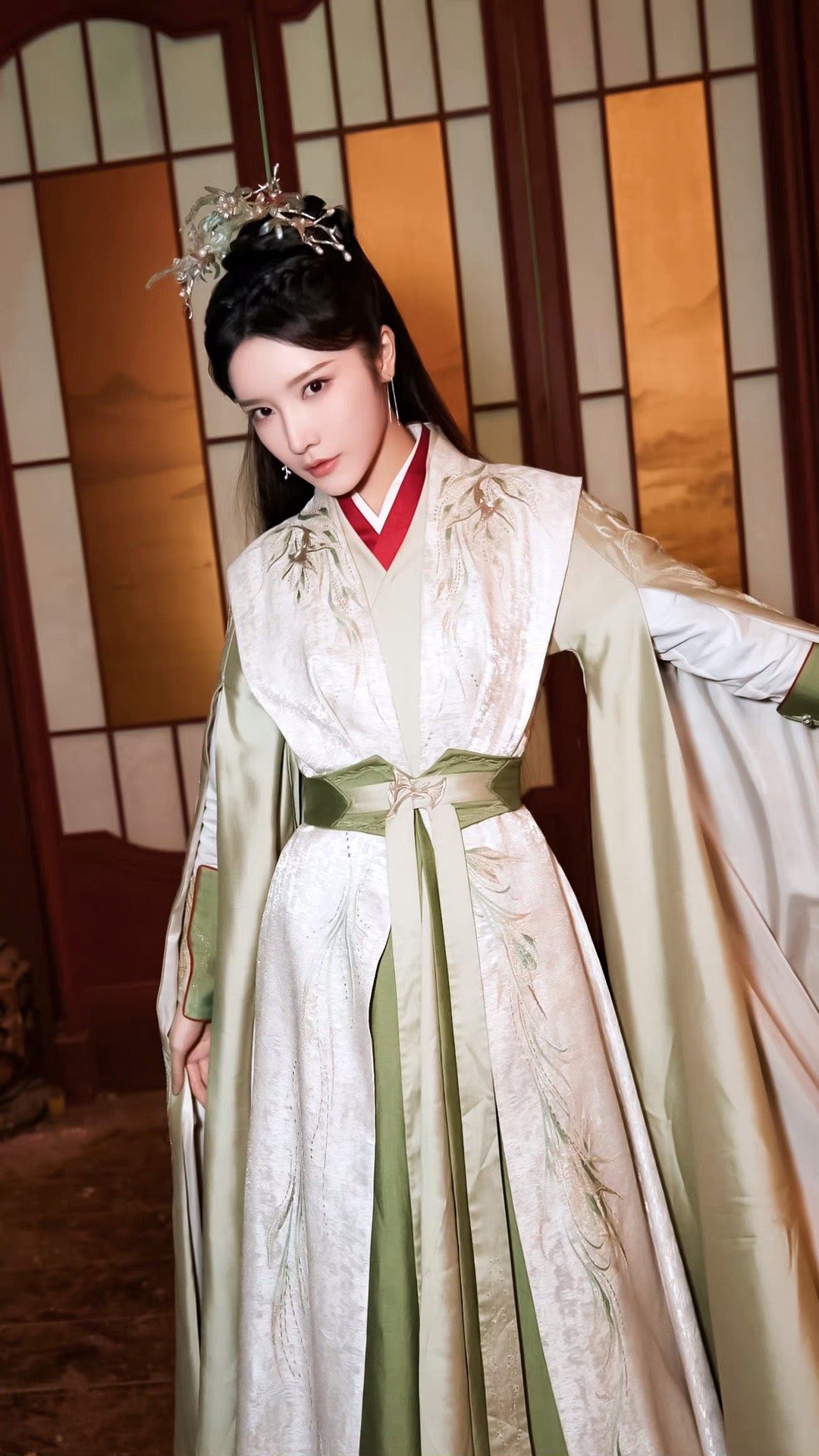 戴燕妮新剧《少年歌行》杀青,叶若依古装造型首次曝光……__财经头条