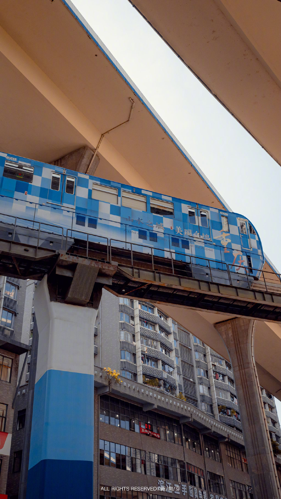 总要去趟重庆噻吹吹嘉陵江的晚风走走南滨路去趟长江国际