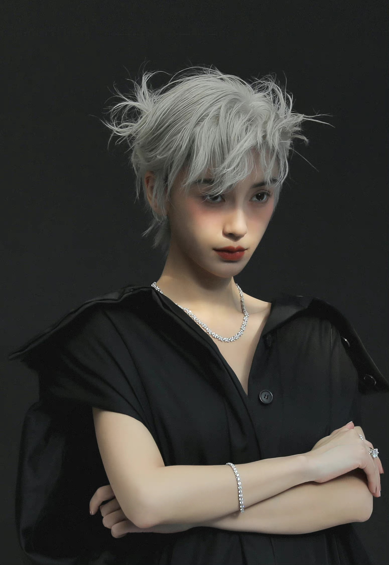 angelababy 银色短发造型花絮图 baby银发的撕漫感绝了啊!