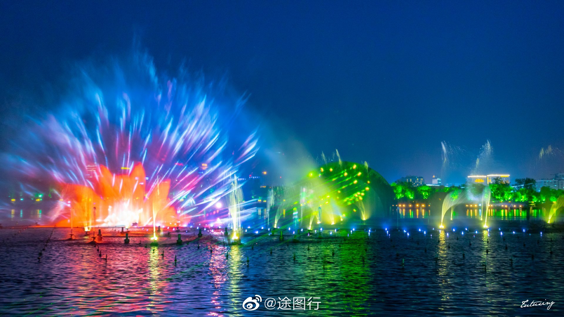 济南大明湖的夜晚,一场水秀,感受济南这座城的历史文化.