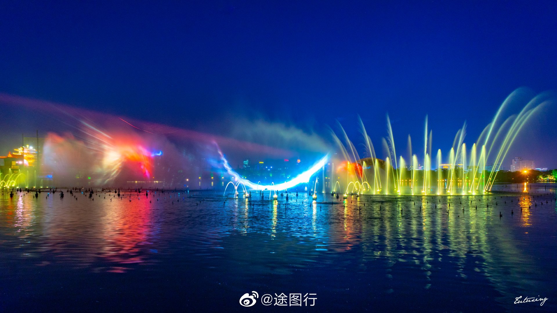 2021济南大明湖灯光秀图片