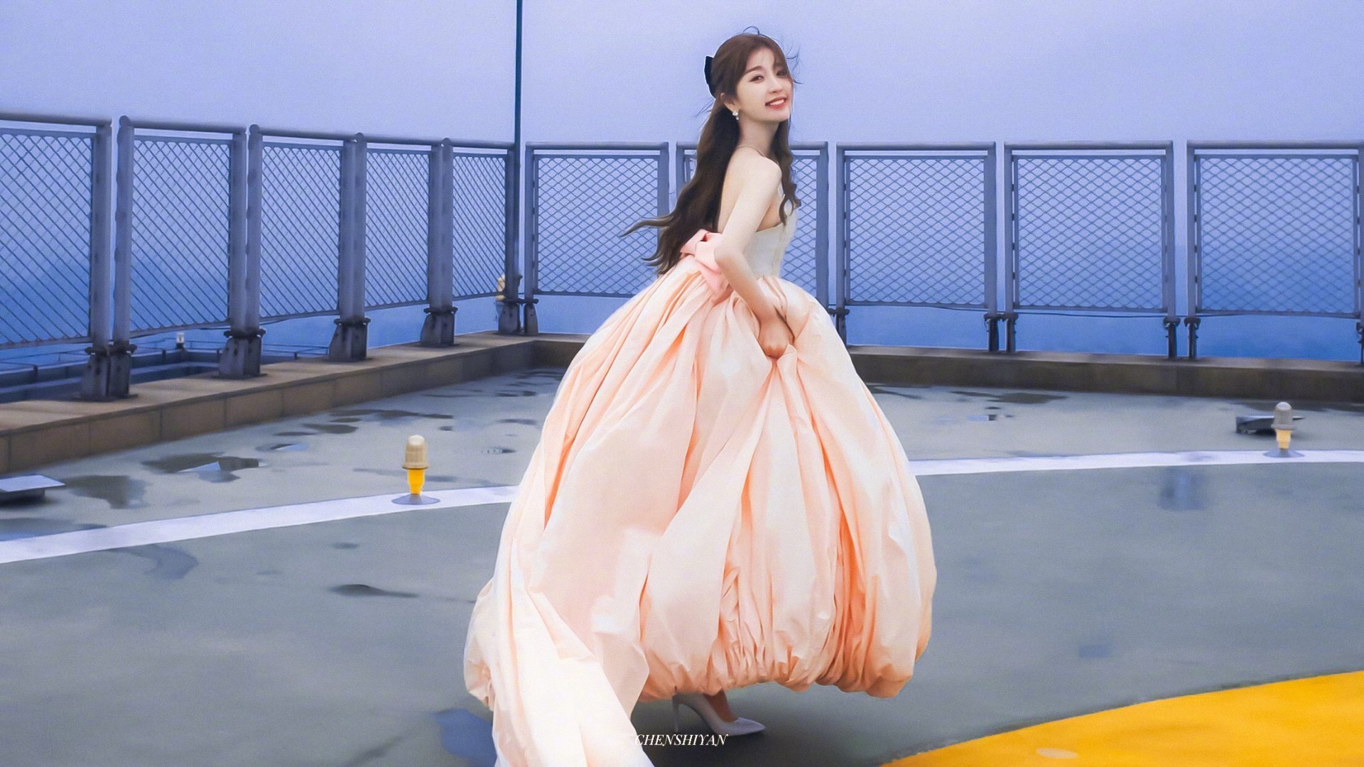 极具质感的红色丝绒裙搭配独具匠心的钻边设计性感纯欲的欣欣子宛如