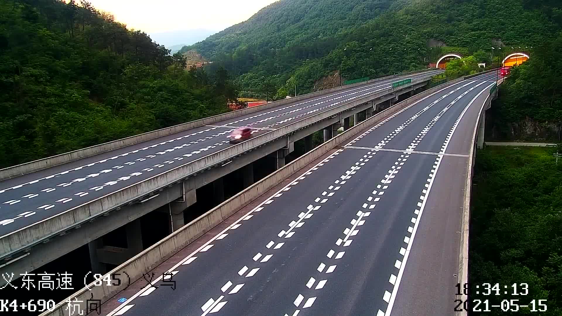 地面湿滑踩急刹酿事故 义乌小轿车"一路火花"翻转180度-新浪汽车