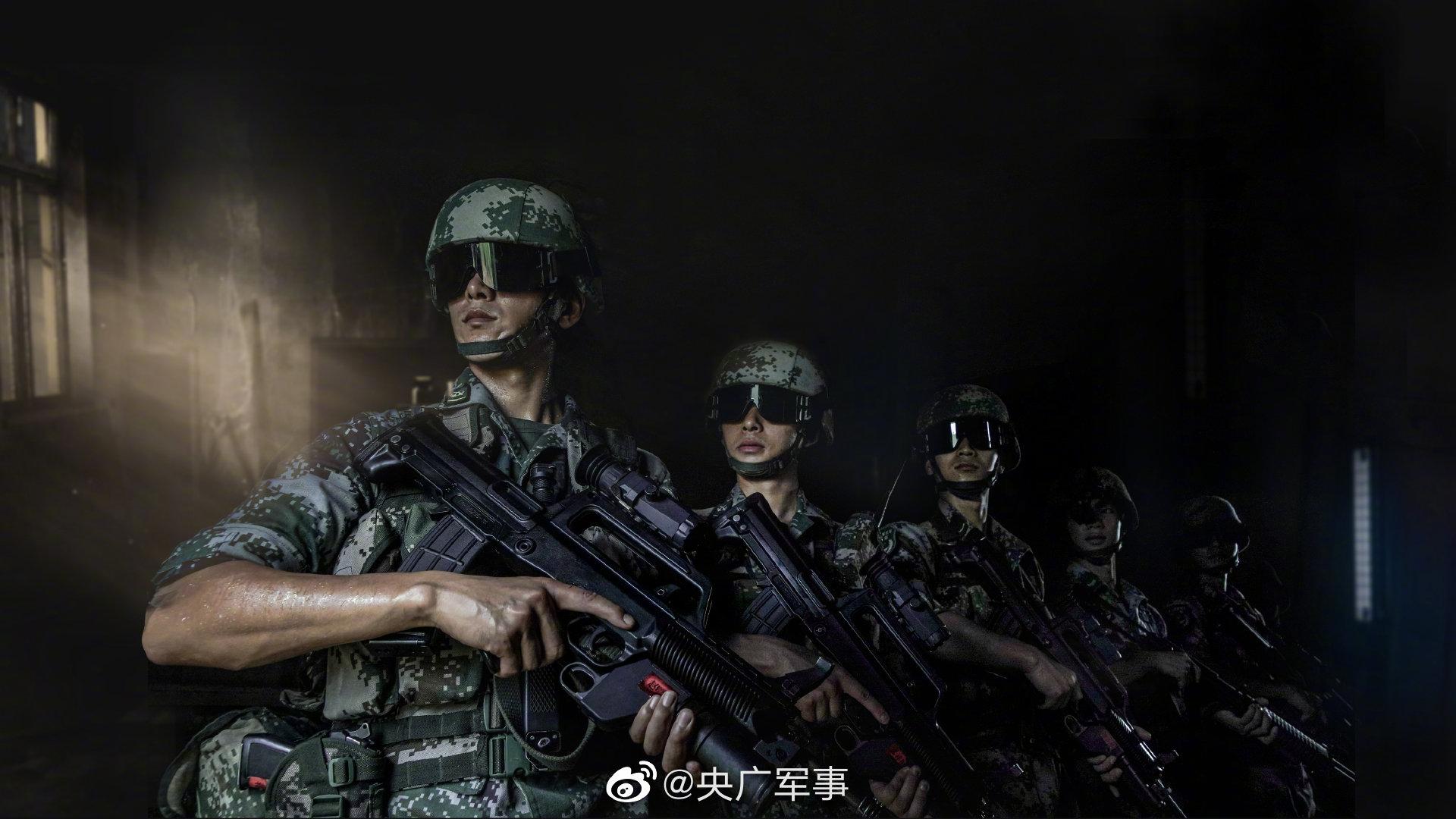 他们是中国人民解放军陆军,他们筑起了一道迷彩的城墙!