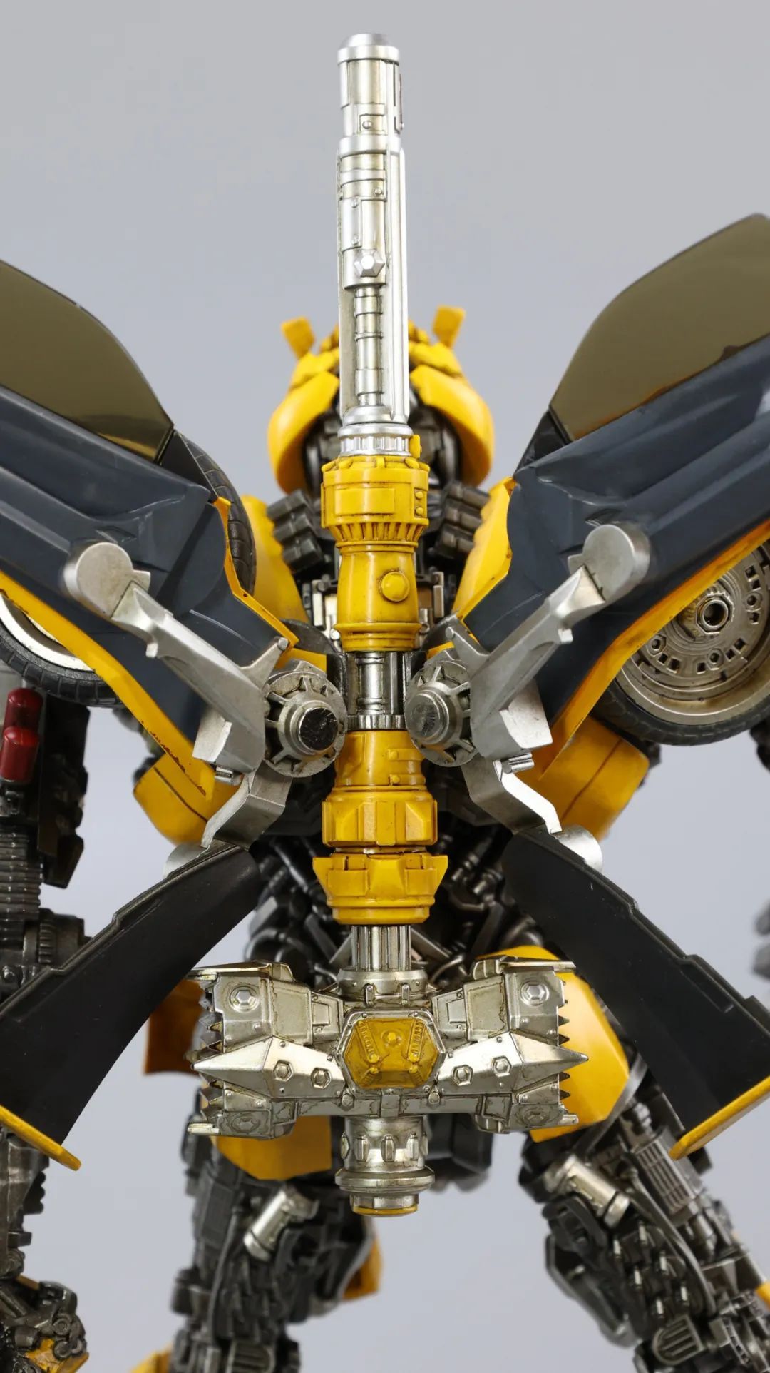 大黄蜂的后背而配合握武器手型以及专用的展示支架还可以再现电影中与