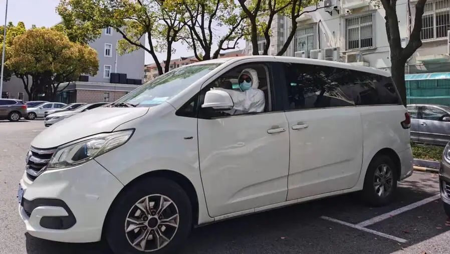 疫情下上海人的互助太暖了！街道自建编外“120”、小夫妻免费给邻居送菜…挑战当前，团结就是力量休闲区蓝鸢梦想 - Www.slyday.coM