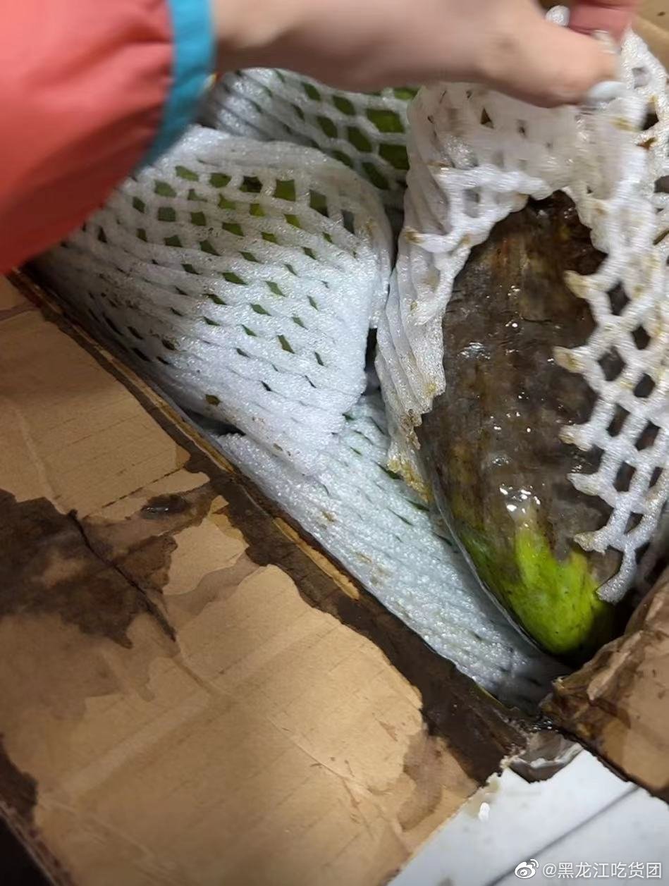 辛巴在直播间买的芒果,打开之后居然有蛆,开箱后更是恶心的不行