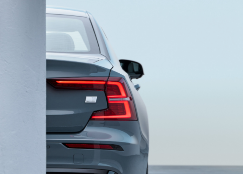 30万元级豪华运动轿车如何选？沃尔沃S60对比宝马3系