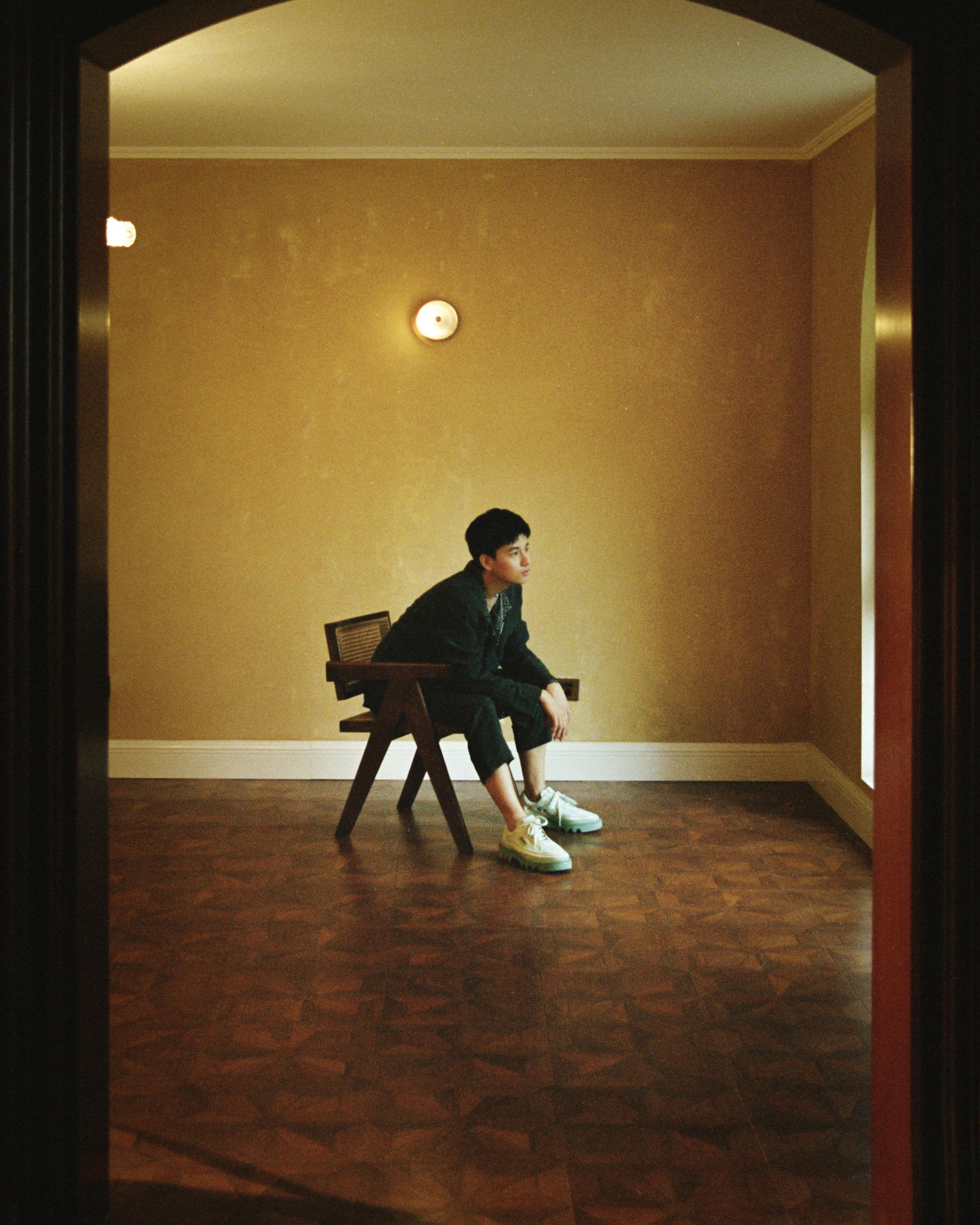 1 / 9 @演员胡先煦 最新发布了一组胶片写真,他从屋内的收,到大自然里