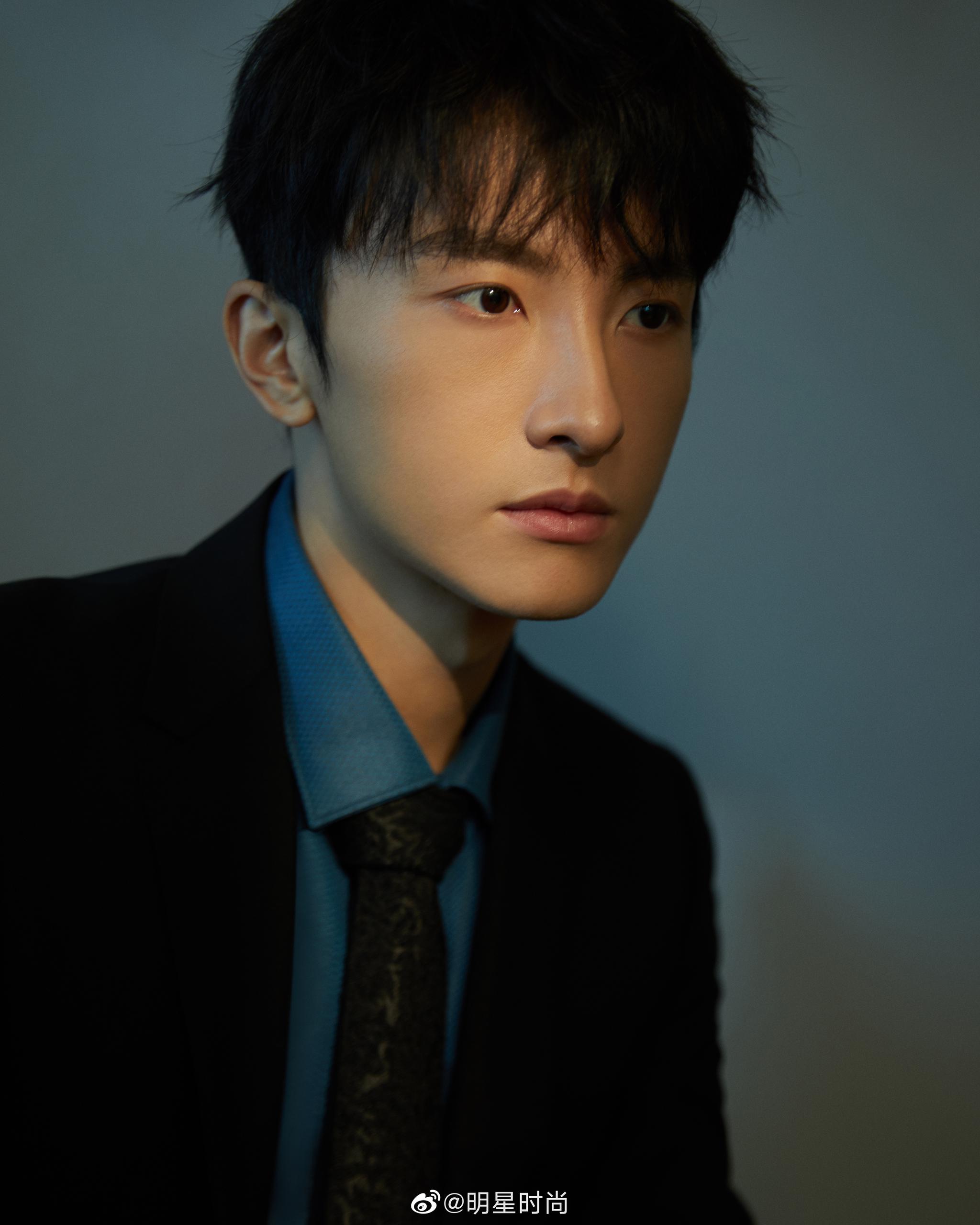 今日牛骏峰以一身黑色西装搭配墨蓝色真丝衬衫