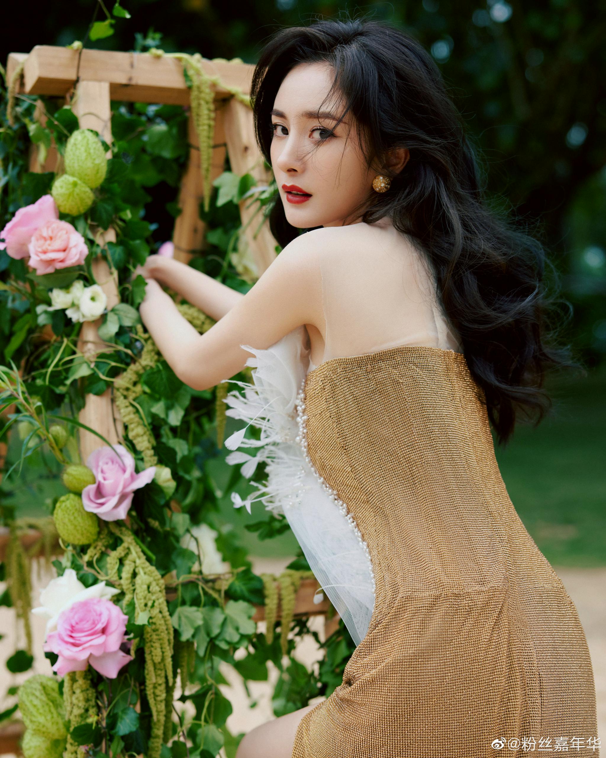 今日份杨幂活动图来咯一袭金色开衩长裙置于绿意沙滩上