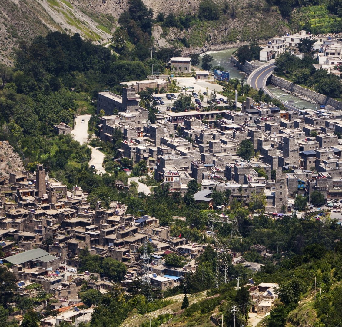 今天，桃坪村隶属四川省阿坝州理县桃坪镇，是一座拥有2000多年历史的古老村落|川西|桃坪羌寨|阿坝藏族羌族自治州|建筑|羌族_新浪新闻