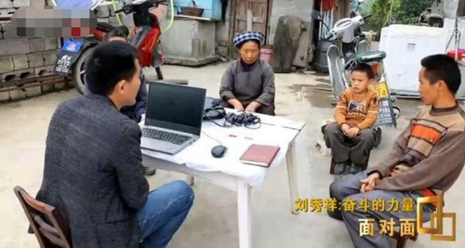 当年千里背疯娘上学的刘秀祥拒绝高薪回乡当老师现状如何