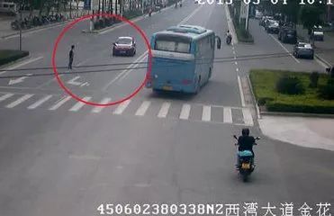 俩男子前后两天撞倒同一大爷，最后结局大快人心！休闲区蓝鸢梦想 - Www.slyday.coM