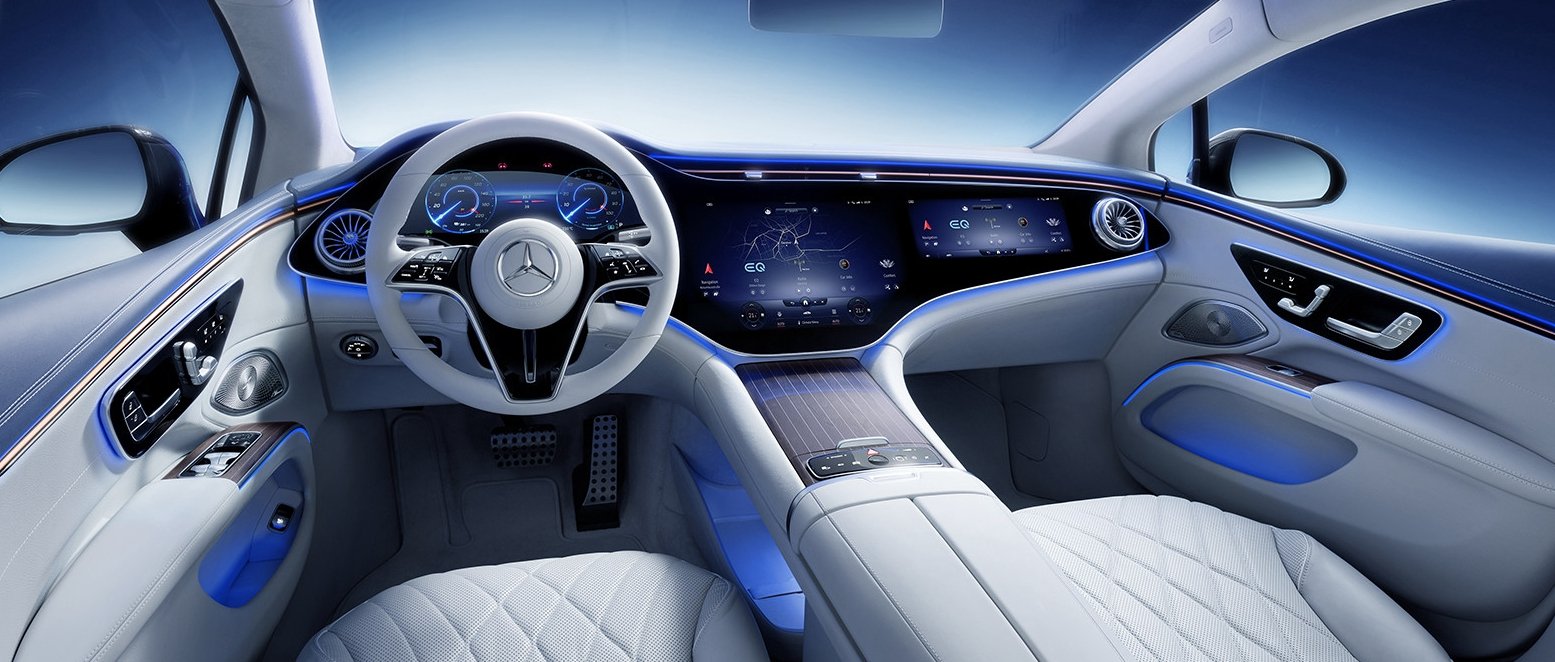 奔驰eqs的内饰提供两种不同的风格,横置的mbux hyperscreen曲面玻璃大