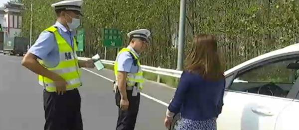 男子无证驾车上高速，偷换座位被“蜀黍”抓现行！休闲区蓝鸢梦想 - Www.slyday.coM