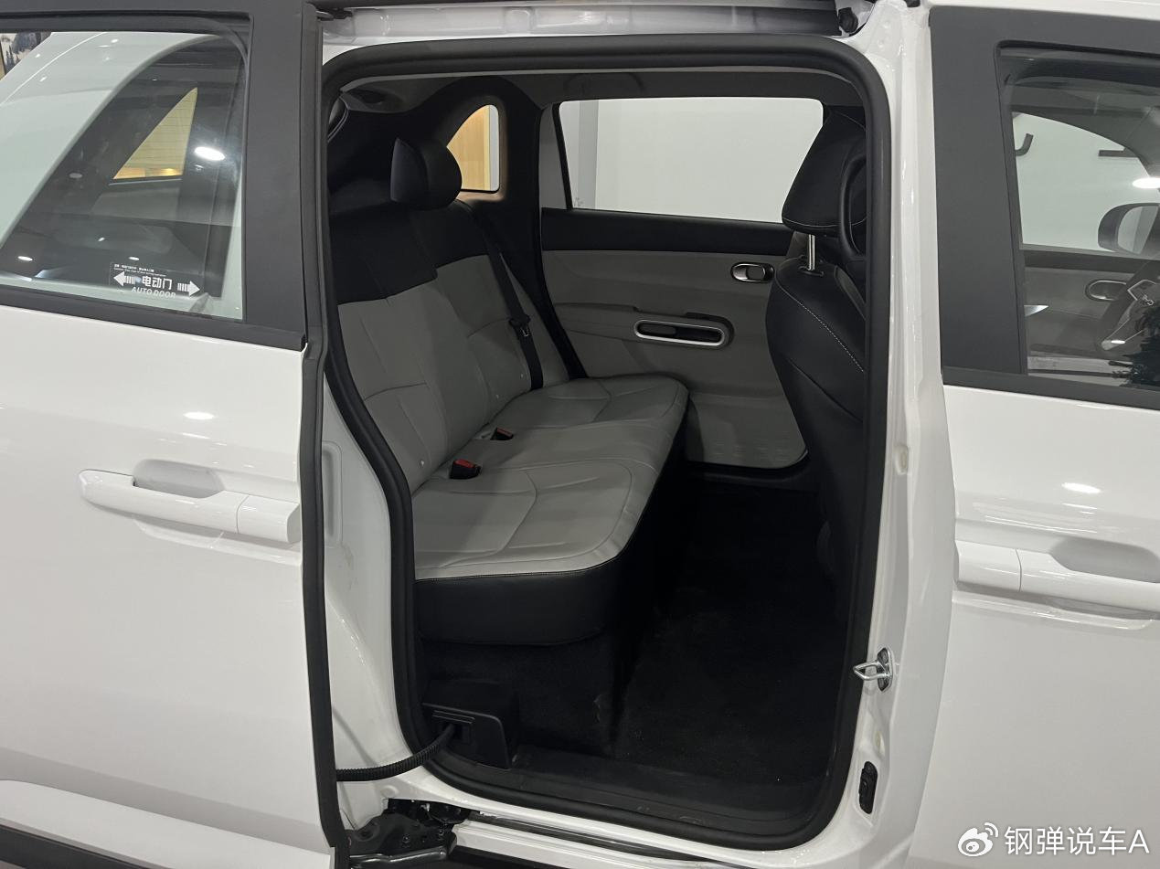 4s店实拍比亚迪五座mpv d1,车小空间大,电动侧滑门上下车方便