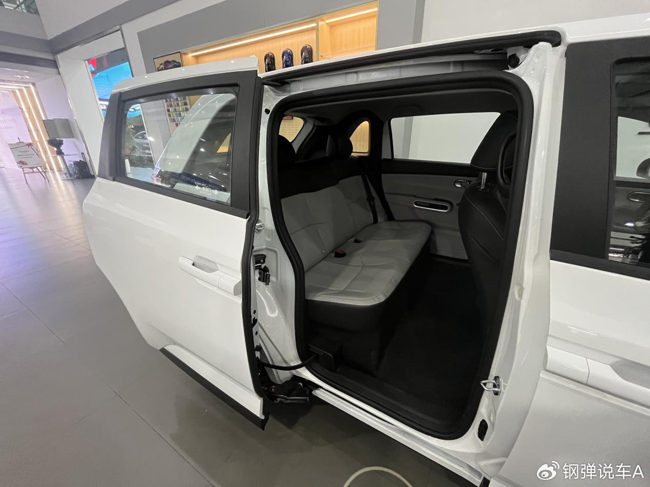 4s店实拍比亚迪五座mpv d1,车小空间大,电动侧滑门上下车方便