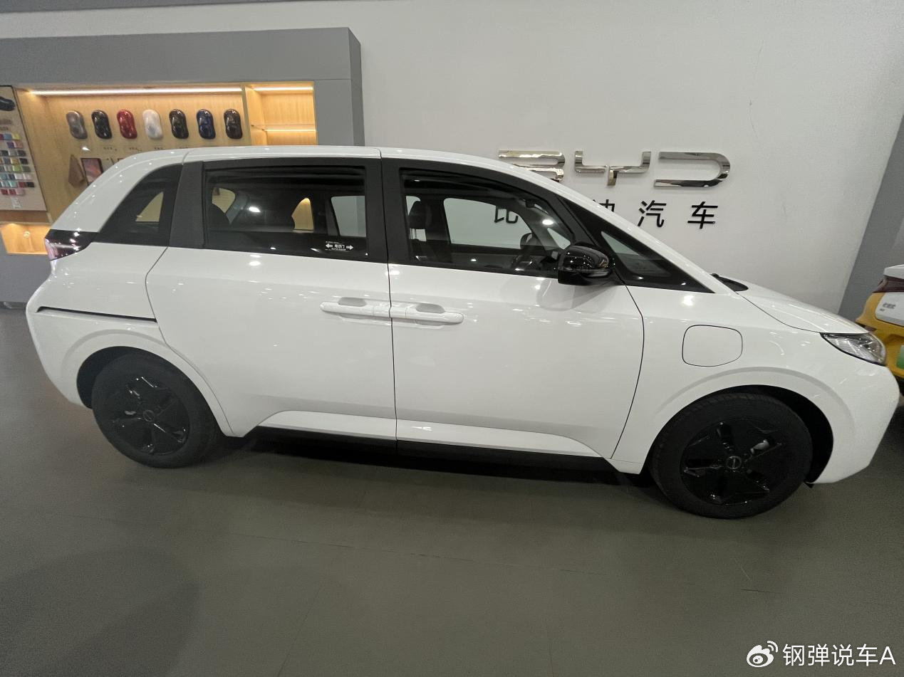4s店实拍比亚迪五座mpvd1车小空间大电动侧滑门上下车方便