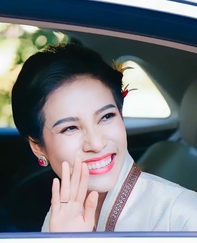 泰国甄嬛诗妮娜咧嘴大笑控制不住晒册封肖像照苏提达哭死