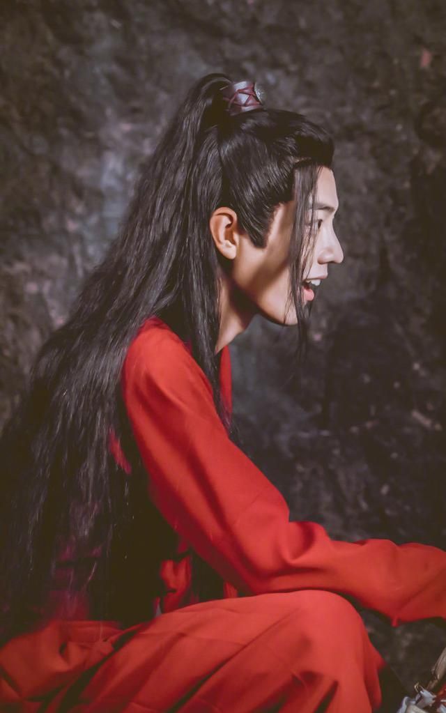 肖战惊艳魏无羡红衣造型合辑!"温山软水万千