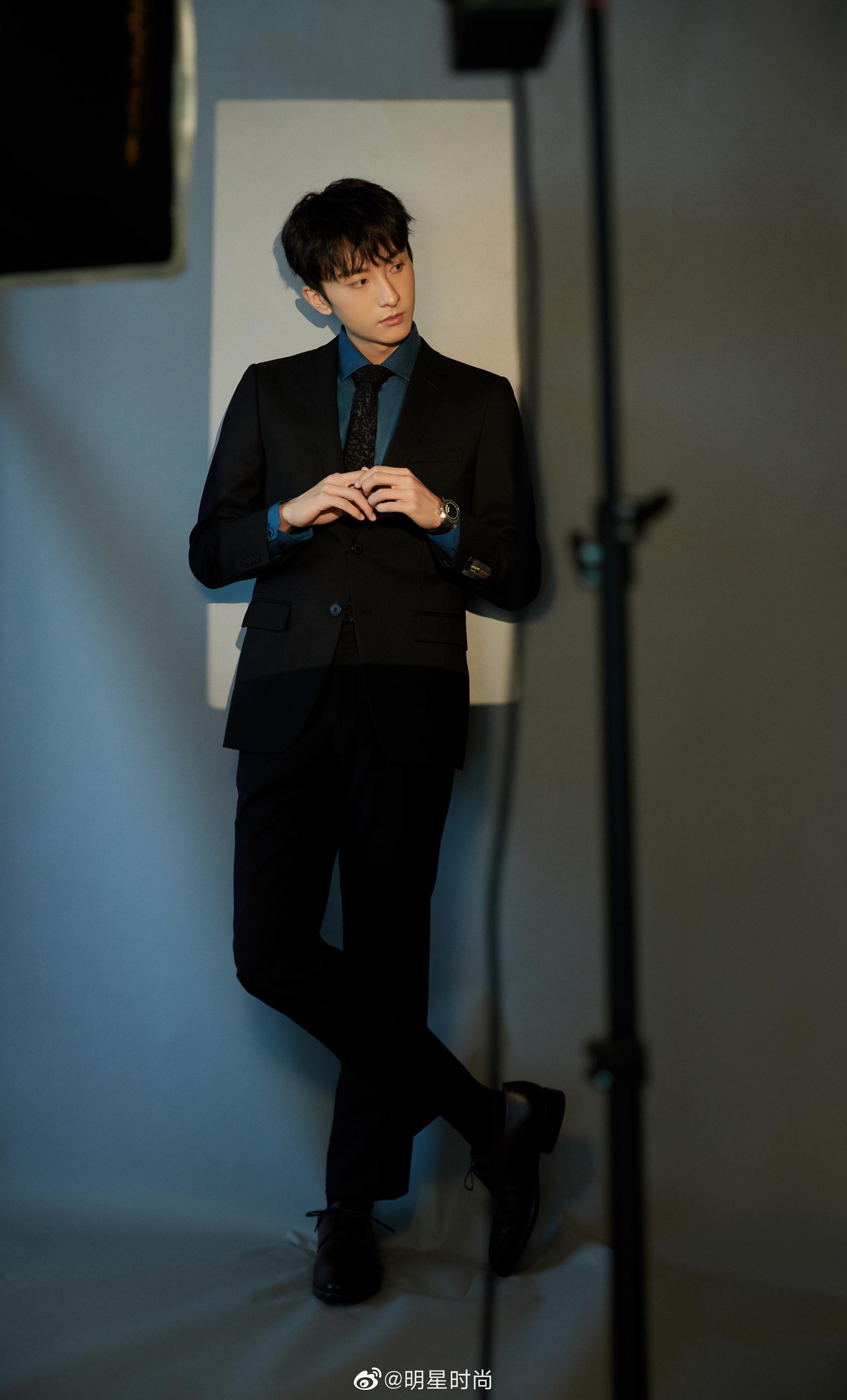 今日牛骏峰以一身黑色西装搭配墨蓝色真丝衬衫