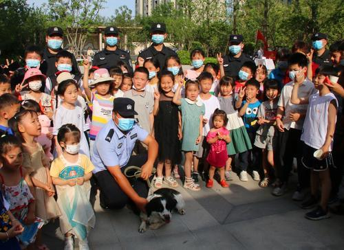 如何让狗狗成为一只有素质的小伙伴?郑州警察手把手教市民养犬休闲区蓝鸢梦想 - Www.slyday.coM 如何让狗狗成为一只有素质的小伙伴?郑州警察手把手教市民养犬休闲区蓝鸢梦想 - Www.slyday.coM