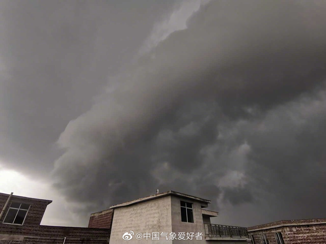 随着副高的大撤退,今天广西出现了对流单体云团.来自@东南西北-纸