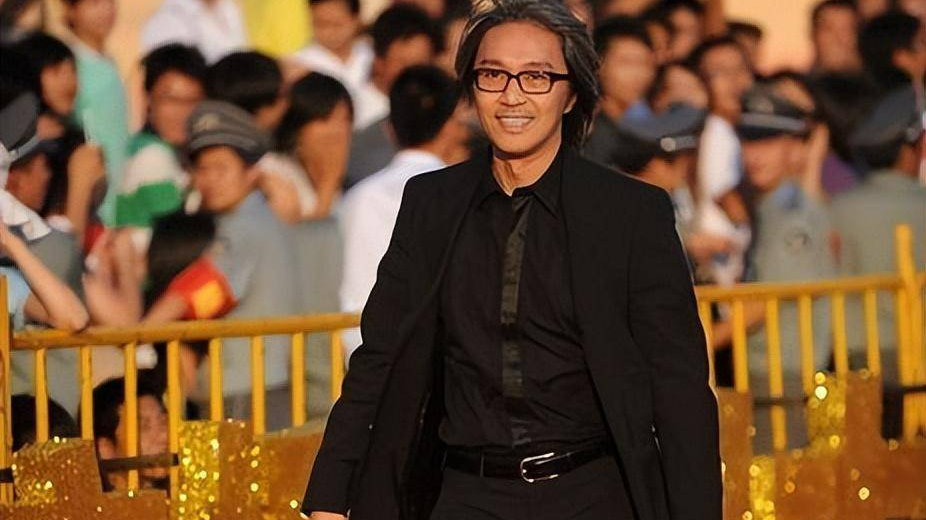 周星驰的穿衣技巧,将上衣塞进裤子里,精明强干、英姿勃发|穿衣技巧|周星驰|服装搭配_新浪新闻