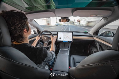 高性能玩具：特斯拉Model3、极星2和BMW i4 M50休闲区蓝鸢梦想 - Www.slyday.coM