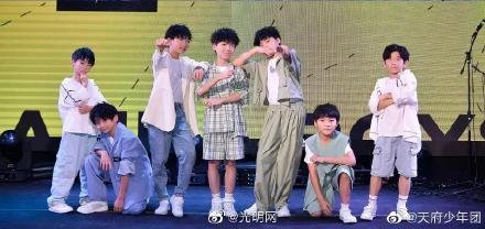 平均年龄仅8岁 成都男团被批如此“造星”？休闲区蓝鸢梦想 - Www.slyday.coM