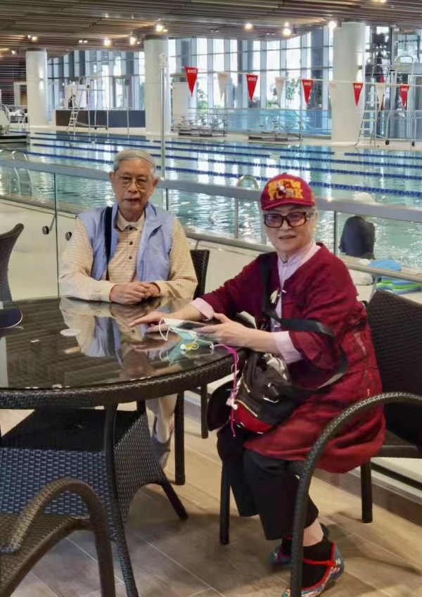 元宵节策划｜琴瑟和鸣半世纪，戚烈云戴丽华夫妻双双把泳游休闲区蓝鸢梦想 - Www.slyday.coM