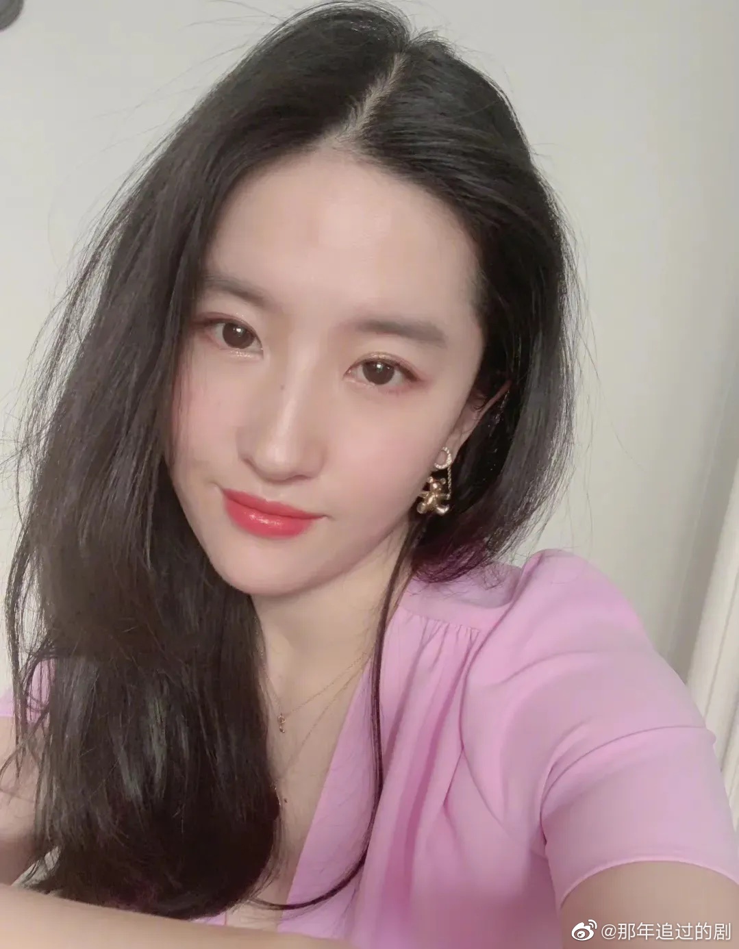 刘亦菲生活照姐姐也很爱自拍何况是有颜值的姐姐