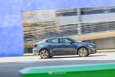 高性能玩具：特斯拉Model3、极星2和BMW i4 M50休闲区蓝鸢梦想 - Www.slyday.coM