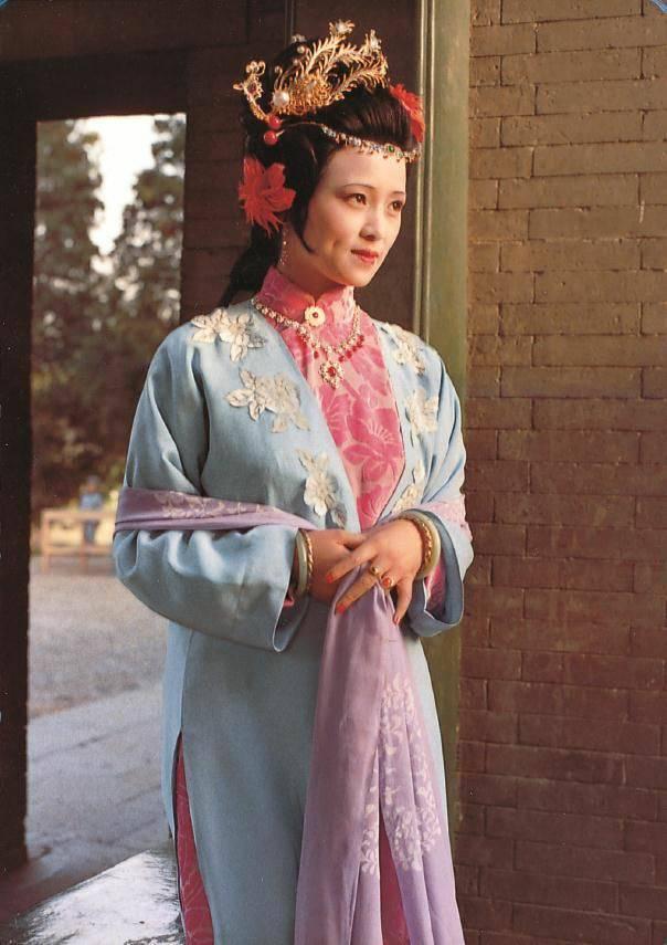年轻时的张蕾眼神忧郁,眉目如画,张蕾曾在1987年版电视剧中扮演秦可卿