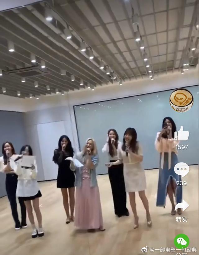 近日 少女时代合体参加经纪人婚礼 并演唱祝歌 Kissing You