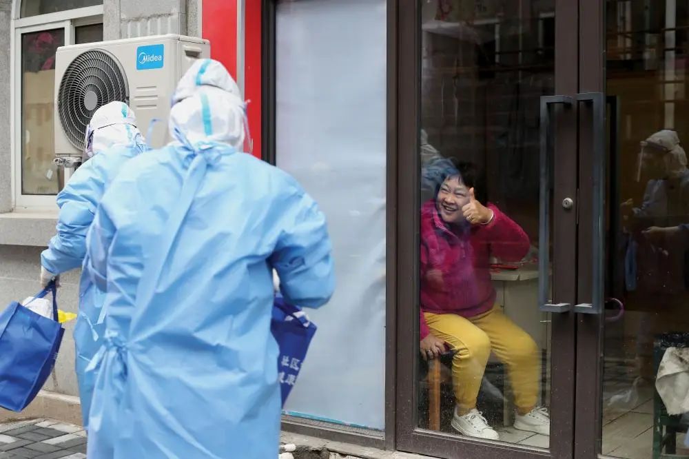 疫情下上海人的互助太暖了！街道自建编外“120”、小夫妻免费给邻居送菜…挑战当前，团结就是力量休闲区蓝鸢梦想 - Www.slyday.coM