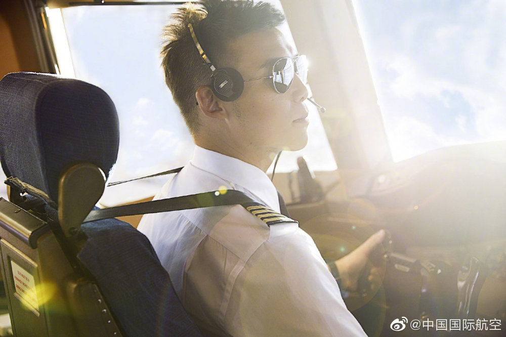 34岁机长辞职被国航索赔1066万，法院：赔210万休闲区蓝鸢梦想 - Www.slyday.coM