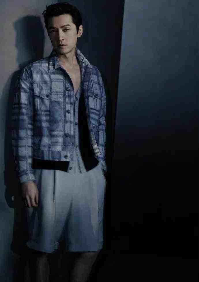 胡歌40岁生日！穿一身白拍写真大片状态太出色，这身材也太好了吧休闲区蓝鸢梦想 - Www.slyday.coM