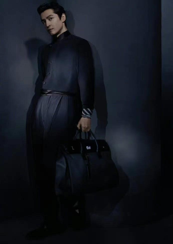 胡歌40岁生日！穿一身白拍写真大片状态太出色，这身材也太好了吧休闲区蓝鸢梦想 - Www.slyday.coM