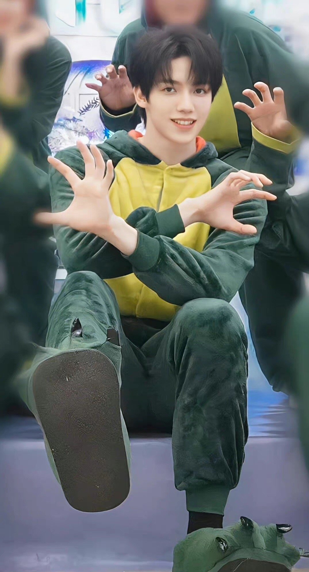 罗一舟的恐龙睡衣也太可爱了吧!好想get同款_高清图集_新浪网